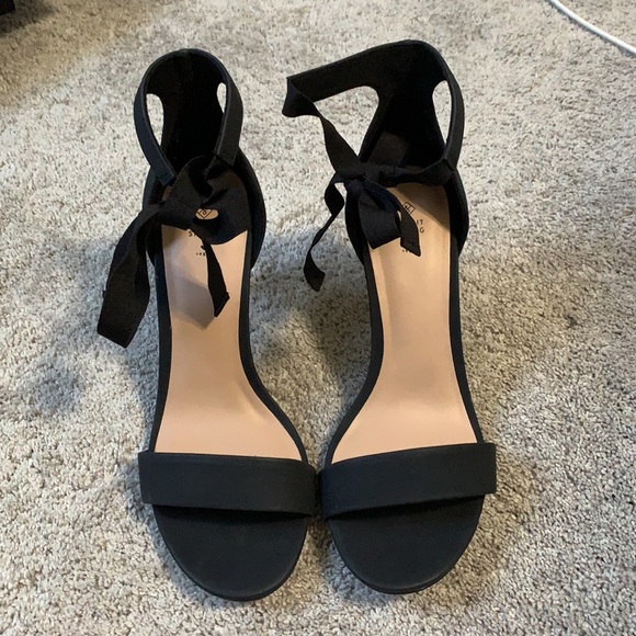 Heels with bow at ankle - Picture 4 of 4